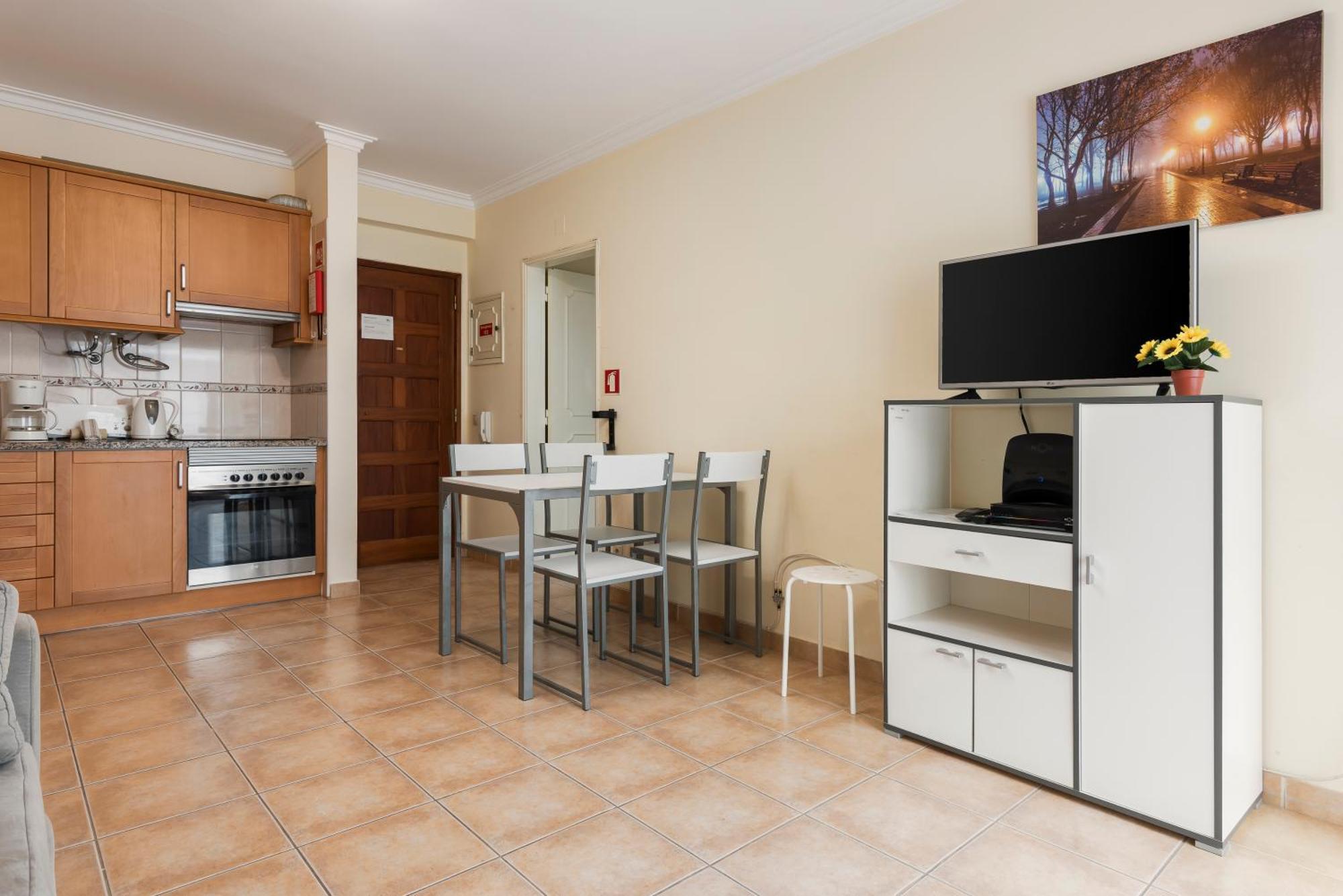 Jaune - 50 Meters To The Beach - Quarteira Bagian luar foto